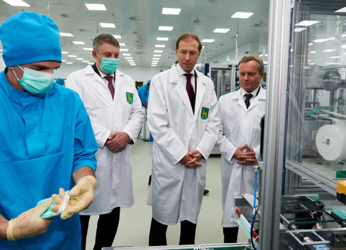 Предприятие открывали (слева направо в белых халатах): брянский губернатор Александр Богомаз, министр промышленности и торговли России (Минпромторг) Денис Мантуров и руководитель государственного "Московского эндокринного завода" Михаил Фонарев
