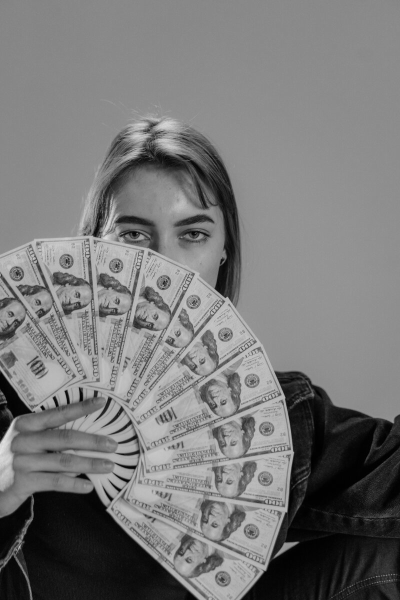 Обычная мать-одиночка работающая в их проекте (по рассказам мошенников).