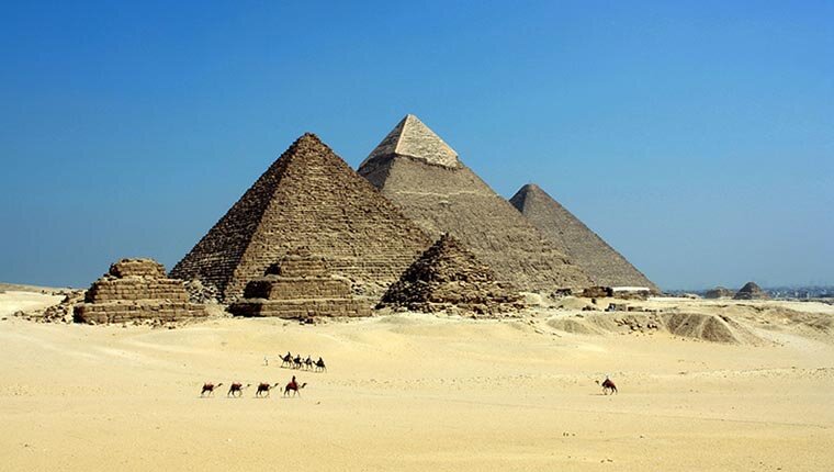 Из всех пирамид Гизы пирамида Хеопса является самой высокой