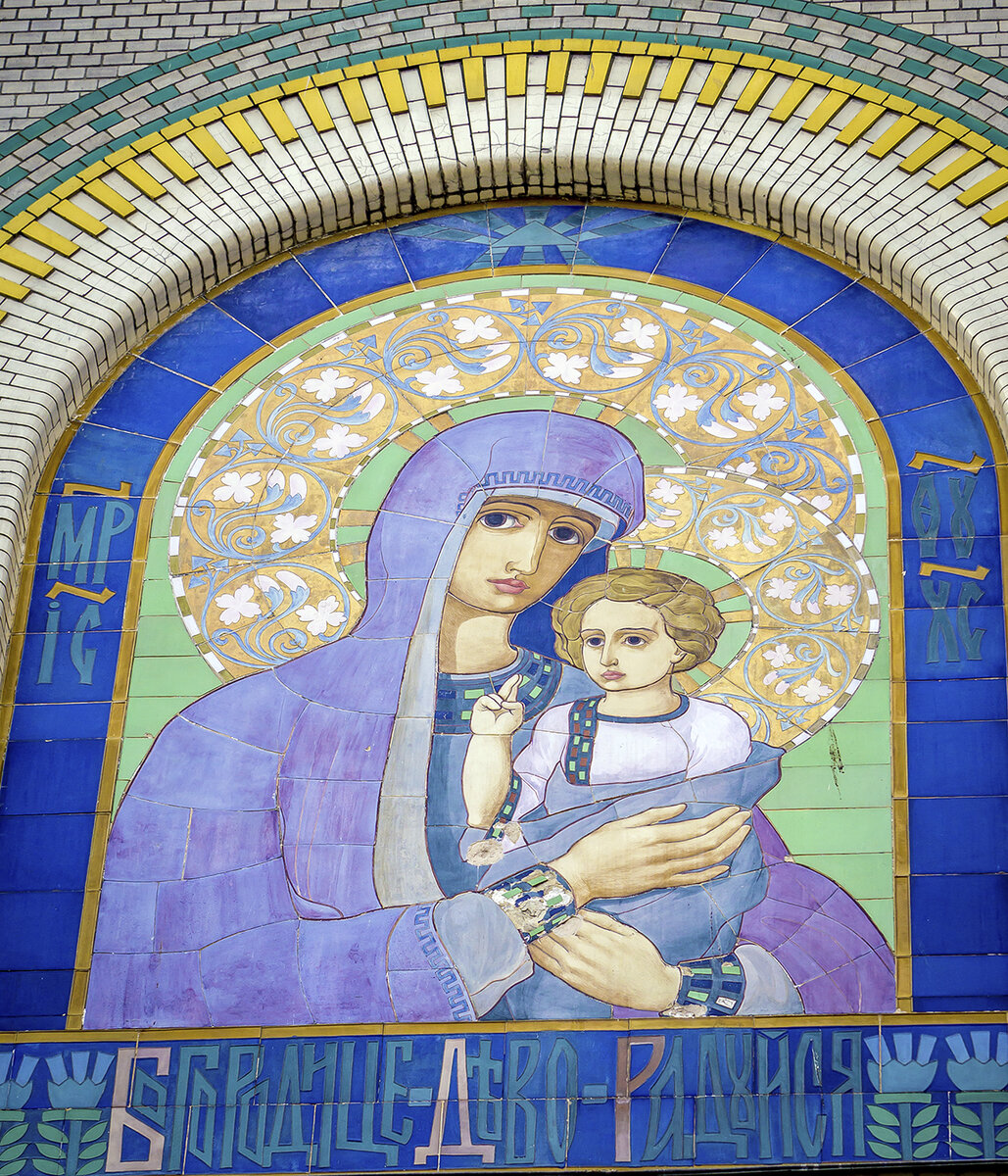 Богородица на фасаде здания. Фото: В.Кононов.