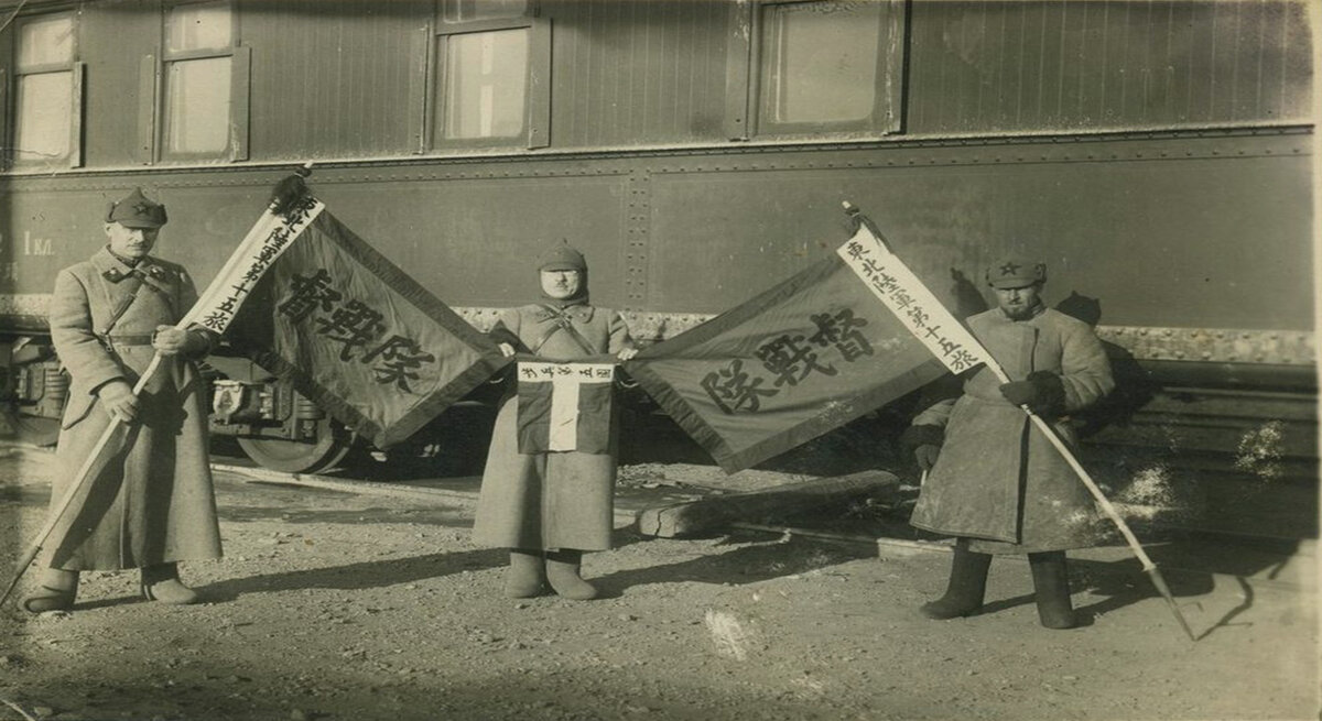 Советские солдаты с трофейными китайскими знаменами