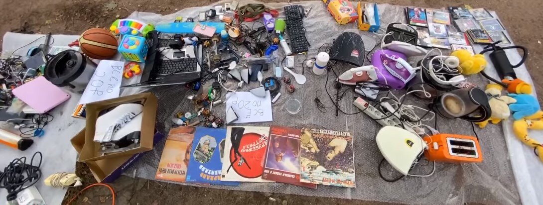 весь товар найден на питерских помойках