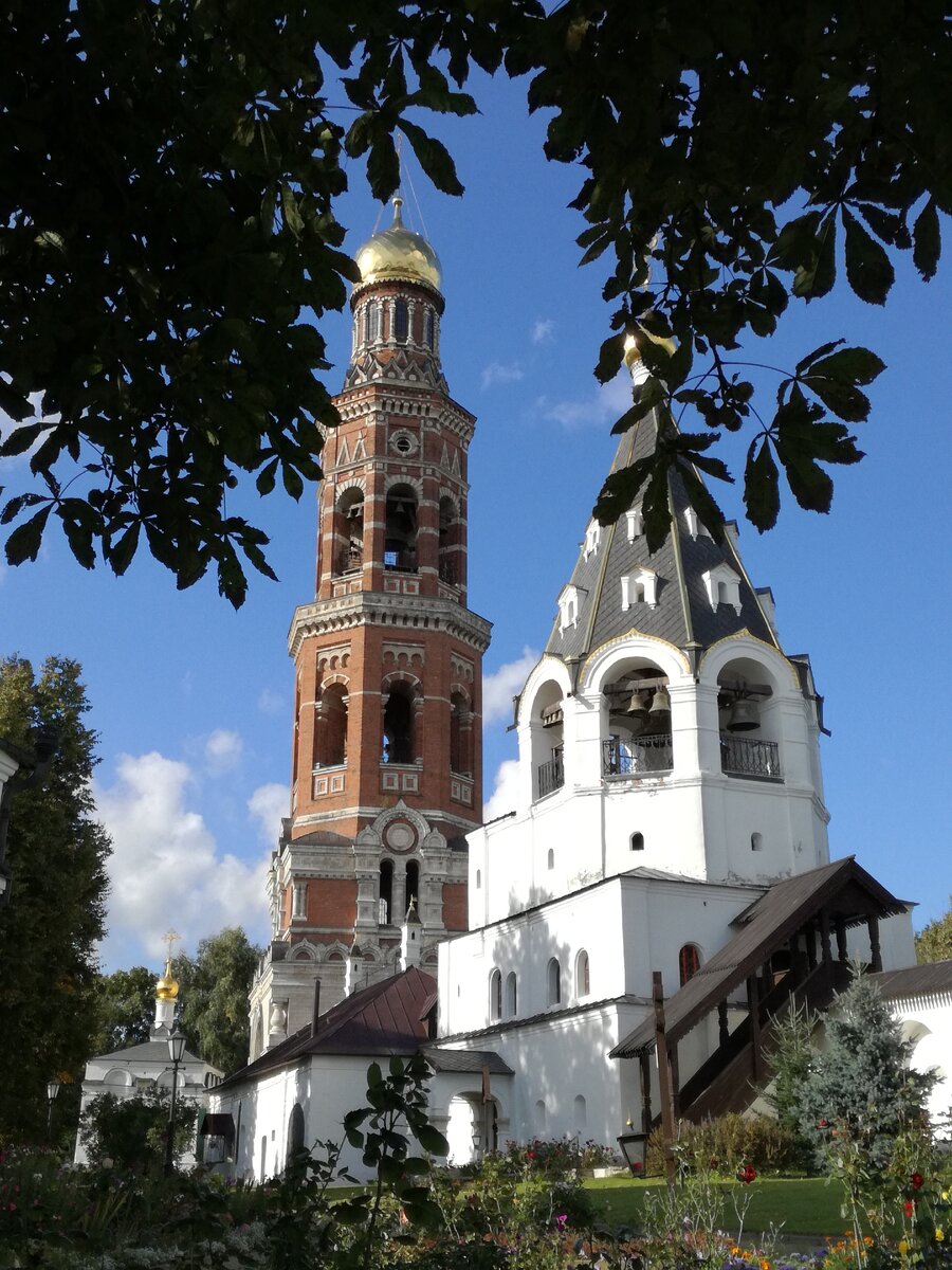 Две колокольни монастыря. Фото автора