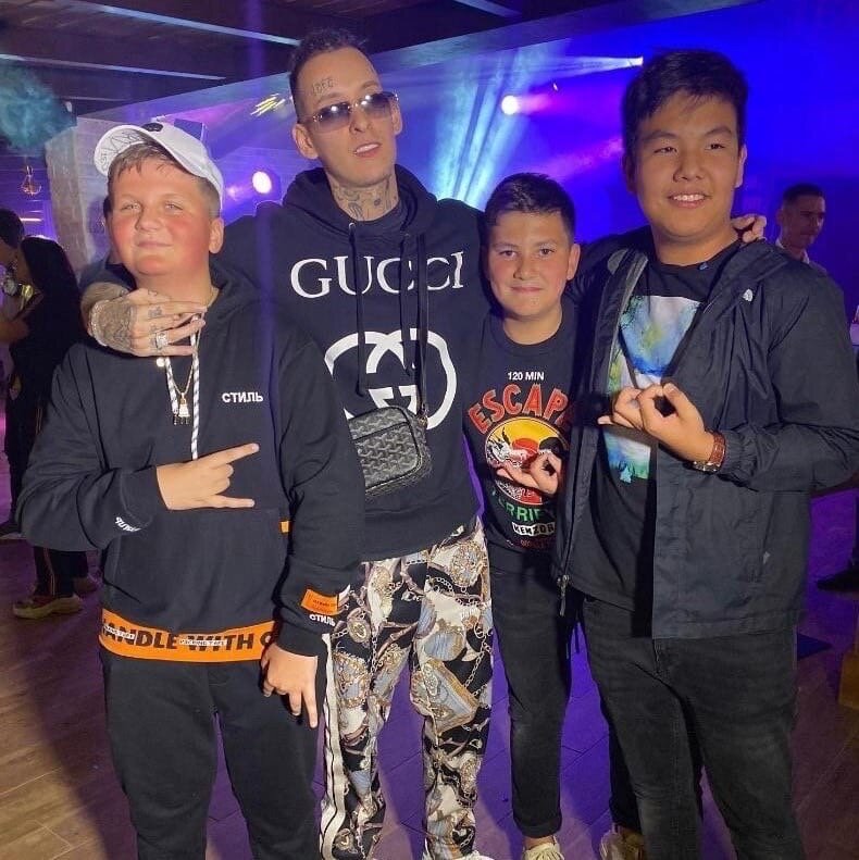 Кизару выиграл в шоу "Риса за Творчество" 32,000 рублей, в котором лично не участвовал  
Выигранные деньги Олег сказал пожертвовать детям в Санкт-Петербурге 

"Эти деньги отдайте в детдом в Петербурге. Спасибо, мне приятно конечно очень, но я думаю деткам будет еще приятнее" ❤