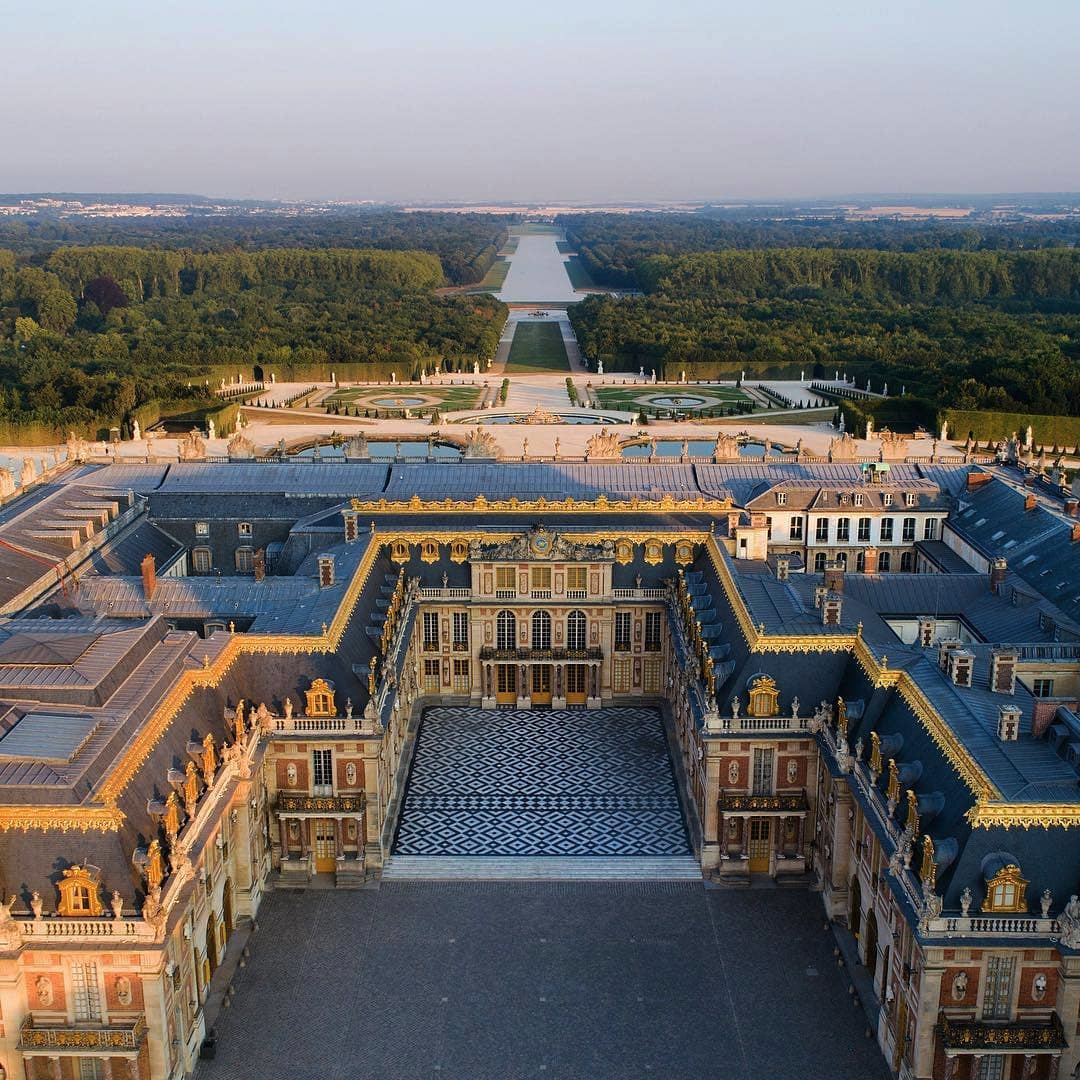 Chateau versailles. Версальский дворец парковый комплекс. Версаль дворец Франция. Королевский дворец в Версале.