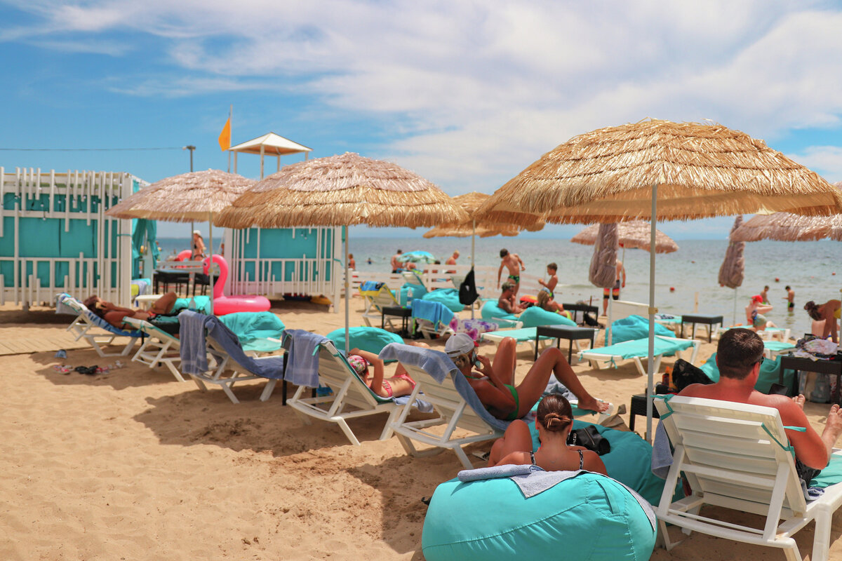 Отдыхающие на пляже в Евпатории // Туристический портал Республики Крым 