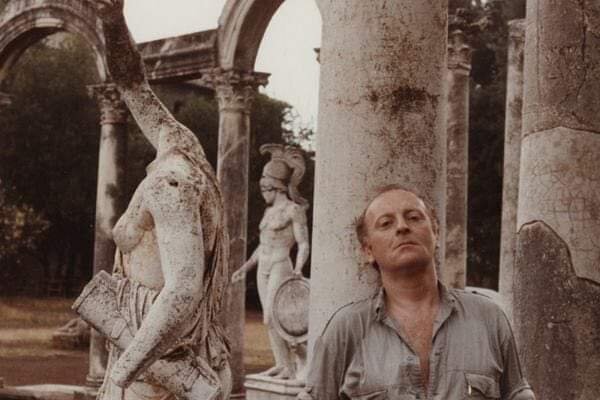 Иосиф Бродский на вилле Адриана в Тиволи, 1983 год. Фотография  Аннелизы Аллева                                                                                                                                                                                        