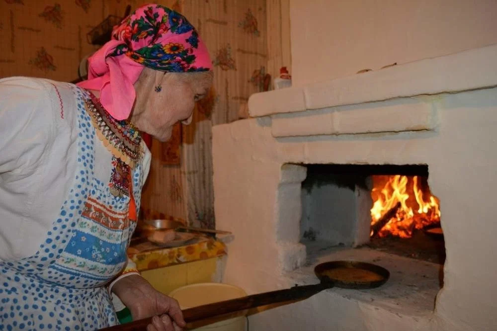 Милено в печи фото. Русская печь. Блины в русской печке. Старая русская печь. Блины в русской печи.