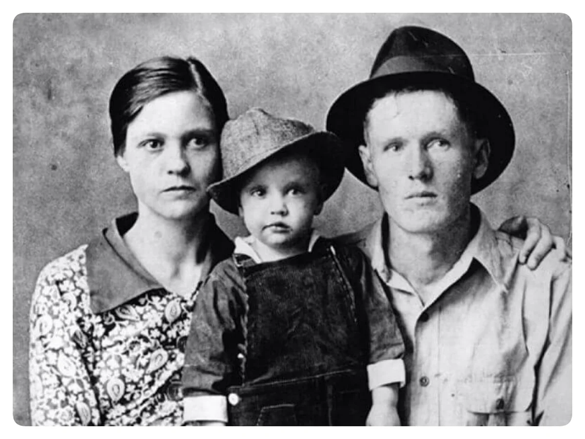 С родителями. Брат-близнец певца умер в родах, и Элвис считал, что живет за двоих