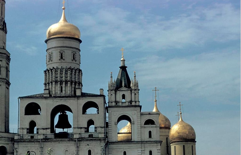 В каком городе находится знаменитая звонница. Ростов великий звонница успенского собора. Звонница успенского собора ростовского кремля. Звонница успенского собора ростов. Звонница успенского собора ростовского кремля.
