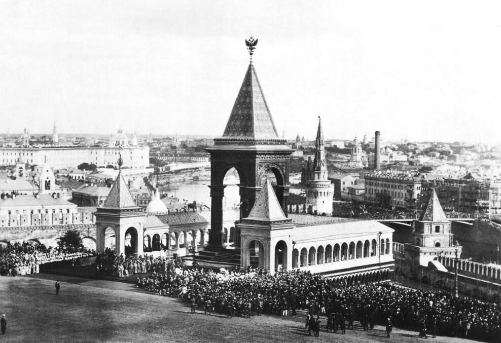 Памятник царю александру 2 в кремле. Памятника александру ii в московском кремле. Памятник александру 2 в москве до революции. Александр 2 памятник в кремле. Памятник александру ii в московском кремле (1898).