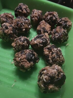 Сыроедческие конфетки, которые я научилась делать из натуральных продуктов. И вкусно и полезно! Фото автора.