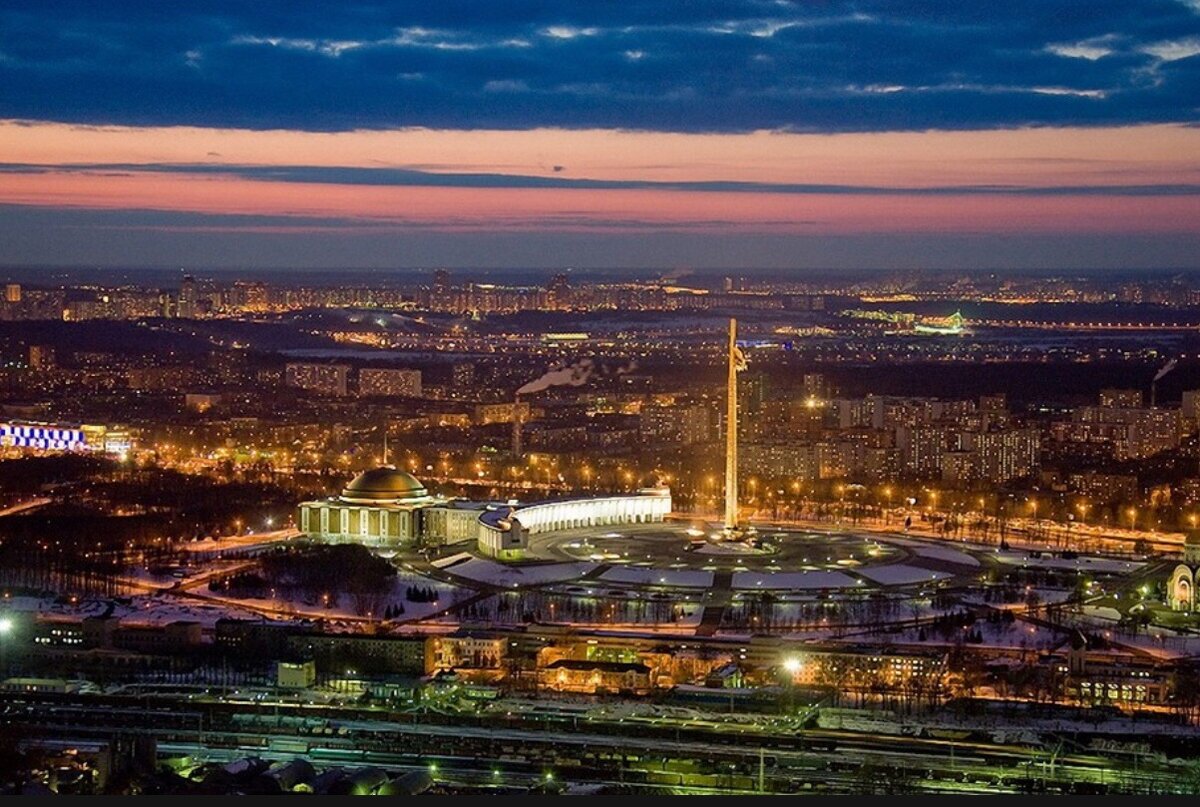 Города победы москва. Поклонная гора в Москве. Поклонная гора Москва вид сверху. Вид с Поклонной горы на Москву. Парк Победы Москва вид сверху.