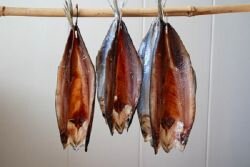 Начать, как обычно, следует с подготовки самой рыбы. Тушку сельди очищают, промывают и отрезают голову. Рыбу разрезают со стороны хребта и потрошат. Мякоть освобождают от крупных костей, мелкие же, обычно, разлагаются при засолке. Подготовленные селедочные тушки раскрывают «бабочкой», обсушивают и хорошо присыпают солью. Теперь остается лишь дать рыбе полежать на протяжении 2 часов засолки. Далее сельдь дополнительно споласкивают, удаляя оставшиеся соляные кристаллы, слегка подсушивают и оборачивают марлей. Подготовленную селедку оставляют в сухости на сквозняке, примерно на сутки.