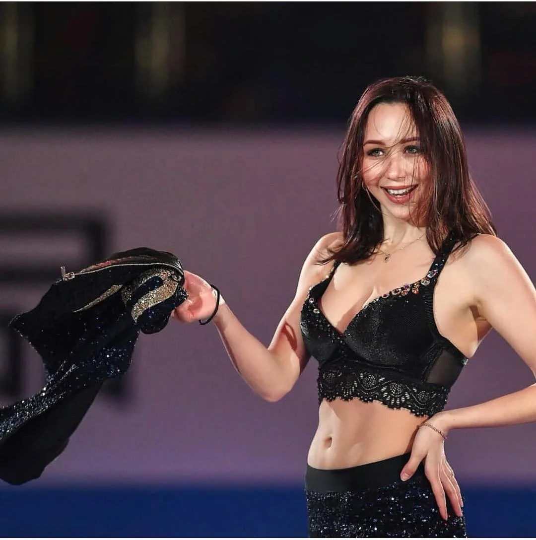 Выступление Е. Туктамышевой в образе стюардессы 