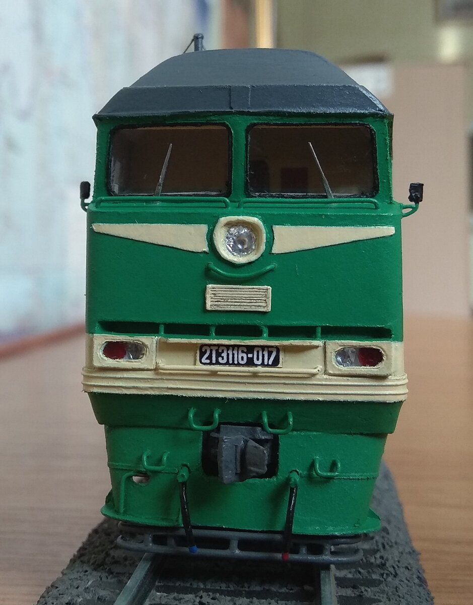 Вид лобовой части модели тепловоза