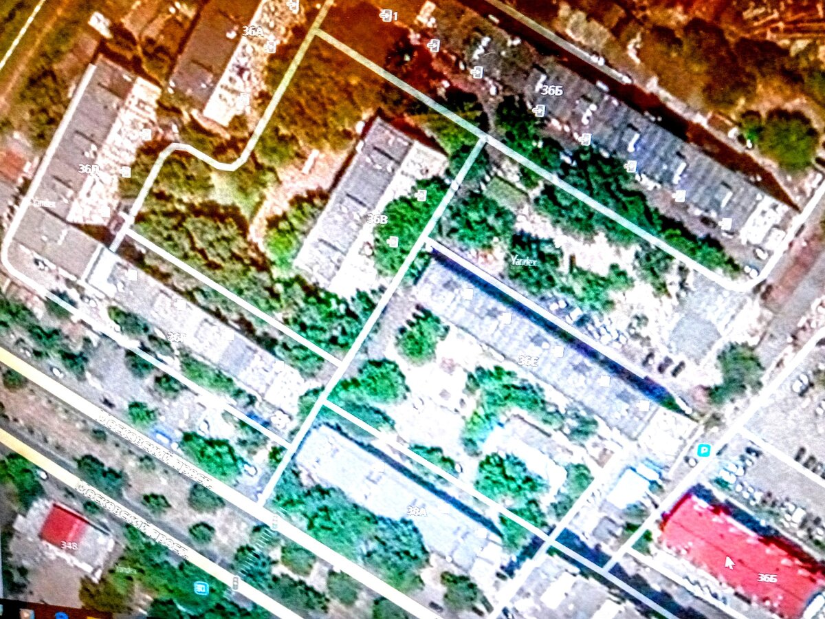      Снимок военного городка в Тбилиси Московский проспект 36 . Описываемые события происходили в доме , расположенном слева "Г" образной формы . Я жил в доме по центру снимка . Карта из Яндекса в свободном доступе .
