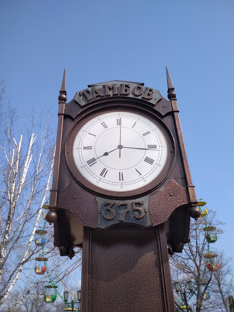 Крупный план тамбовских часов. Фото автора