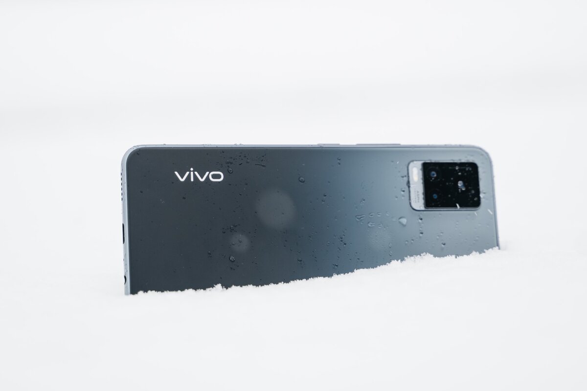 Например, матовая поверхность vivo V20 устойчива к царапинам и приятна на ощупь. А ещё... (листайте вправо)