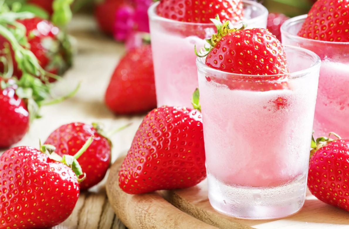 Коктейль можно украсить свежими ягодами и фруктами