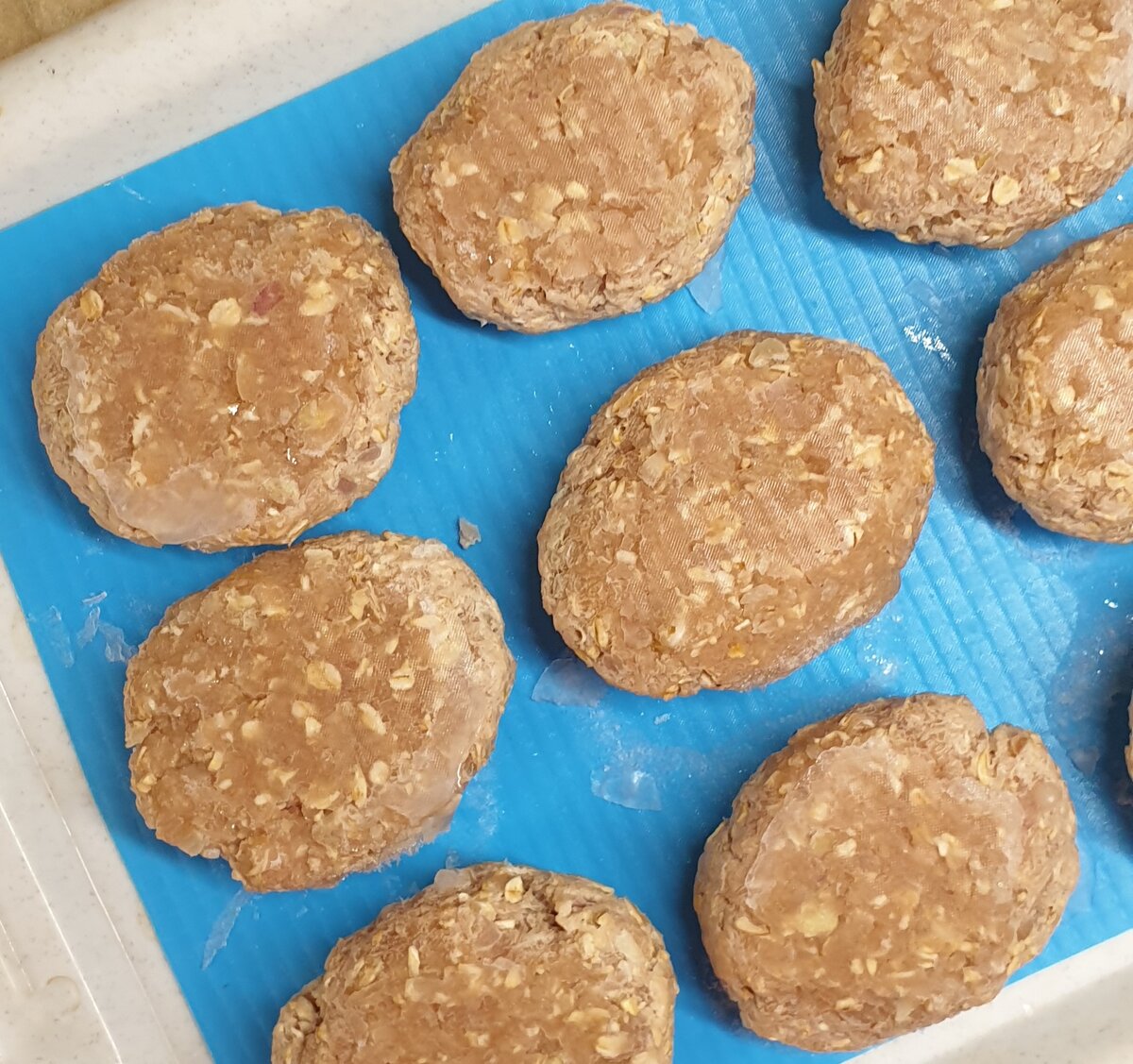 Котлеты из куриной грудки удобно замораживать на силиконовом коврике