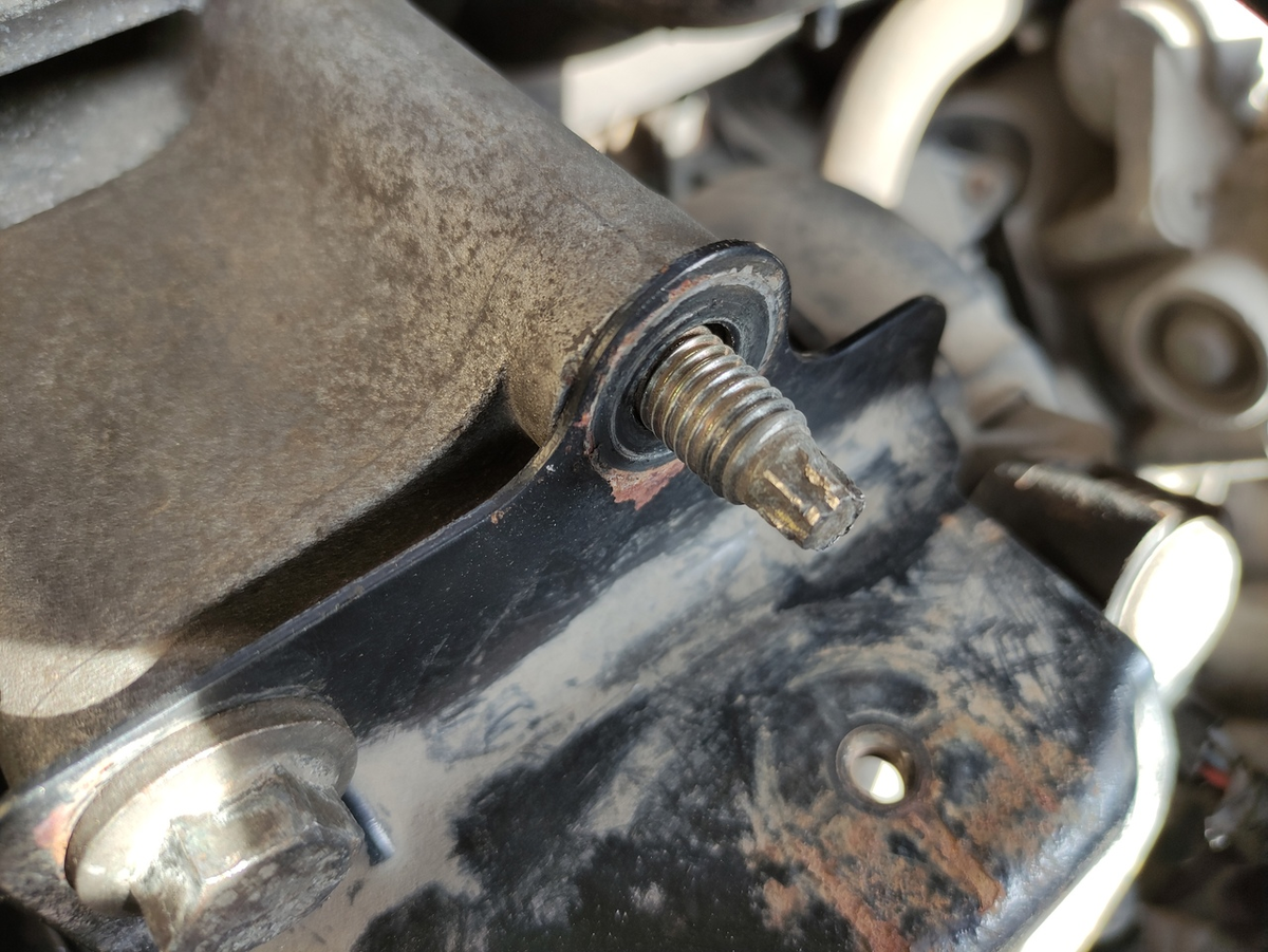 Головка то и дело проворачивалась, слизывая грани на конце шпильки