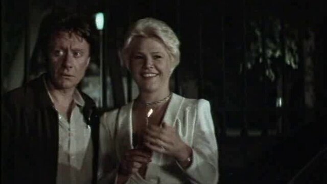   Блондинка  у  церкви.    Это  модно! Изображение  из  открытых  источников.