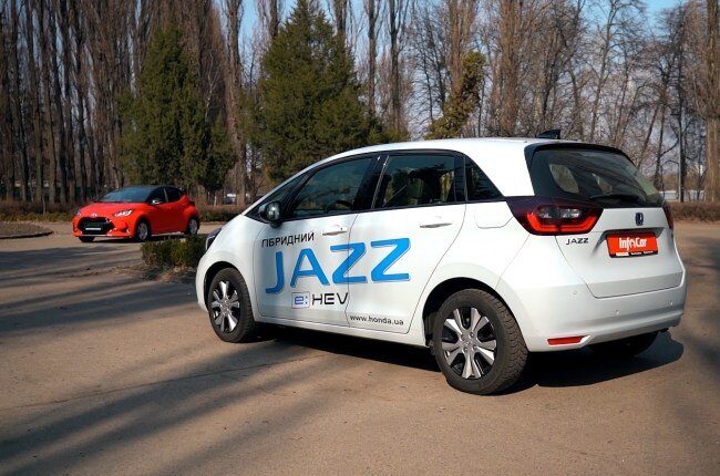 Toyota Yaris Hybrid и Honda Jazz Hybrid