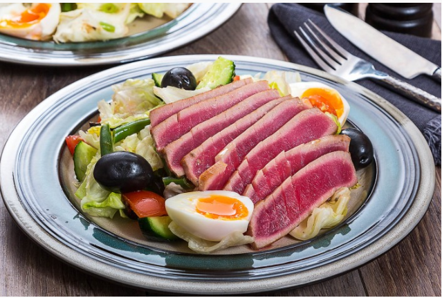 Салат «Нисуаз» со стейком из красного тунца, маслинами и свежими томатами