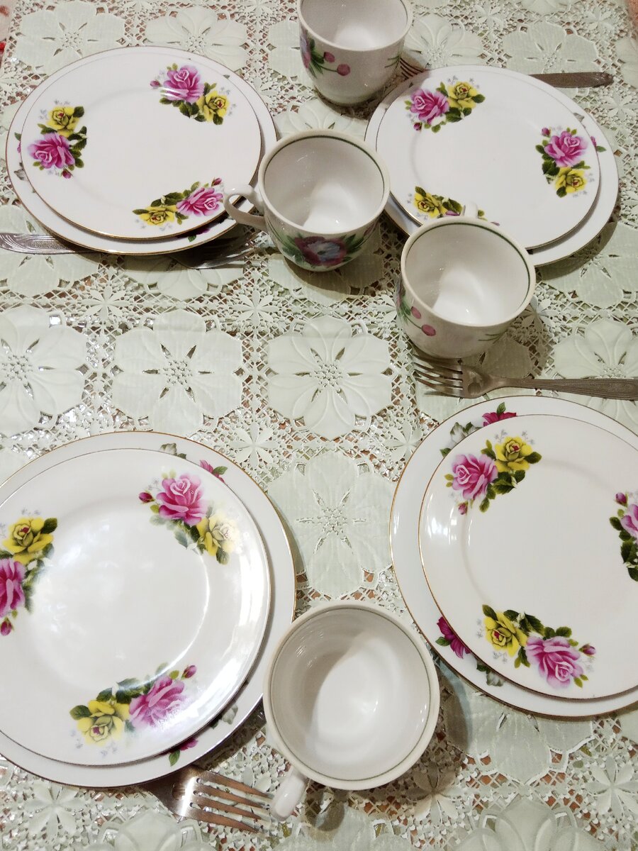 Это не тот стол, которым встречали гостей. Но зато это та советская посуда, которая так не понравилась "свекрови". Мне она досталась от моей бабушки. До сих пор с удовольствием ею пользуюсь.