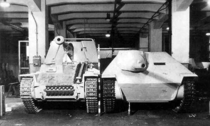 САУ «Marder» III ausf.M Sd.Kfz.138 и деревянный макет Jagdpanzer Sd.Kfz.138/2. На фото хорошо видно изменение габаритов в новом истребителе танков. 