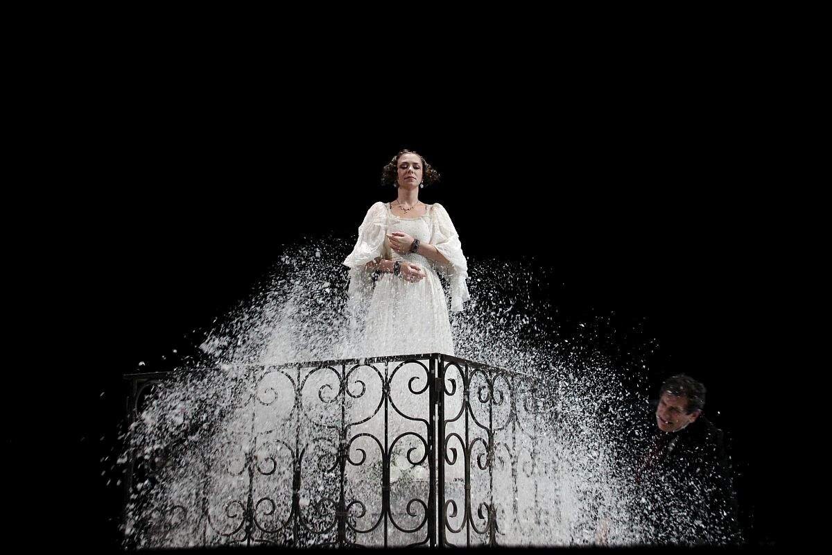 Нина Арбенина в спектакле "Маскарад", фото взято с официального сайта театра им. Вахтангова