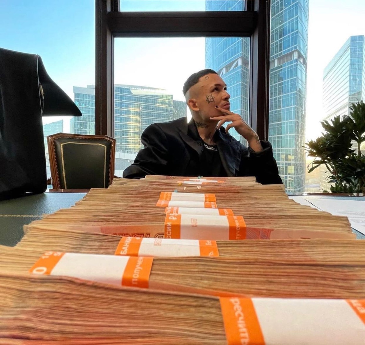 Вчера рэпер Алишер Моргенштерн оформил пожертвование фонду помощи детям-сиротам из Башкортостана «Наши дети». Он передал организации 666 тысяч 666 рублей. Музыкант направил деньги в рамках акции «День заботы». Это было крупнейшее пожертвование от частного лица за всю историю существования акции, говорится в группе фонда «ВКонтакте».«Новость, в которую мы до сих пор сами не поверили до конца. Вчера было сделано крупнейшее за всю историю акции «День Заботы» пожертвование от частного лица. Наш герой разрешил опубликовать его имя! Поэтому не будем скрывать. Известный рэпер Моргенштерн пожертвовал 666 666 рублей на развитие проекта «Наставничество» в республике Башкортостан в рамках акции #деньзаботы! Алишер, мы просто безгранично вам благодарны и очень ценим то, что вам не все равно. Честно, мы не знаем, сколько часов своей работы пожертвовал нам @morgenshtern. Да это и не важно. Самое главное, что мы еще на шаг ближе к нашей цели — чтобы в этом году проект «Наставничество» продолжил работать в нашем регионе и еще 19 городах страны», — отметили представители фондаДобавим, что в рамках проекта «Наставничество» воспитанники детских домов, которые после 16 лет выпускаются из учреждения и поступают в колледжи, получают «взрослого друга», который их поддерживает. На одного наставника фонд тратит 2,5 тысячи рублей в месяц. Кроме того, деньги пойдут на работу психологов, которые получают по 300 рублей за час работы.