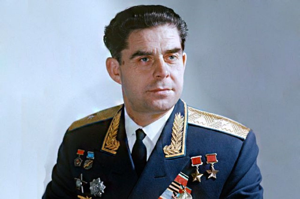 Первые летчики космонавты герои советского союза