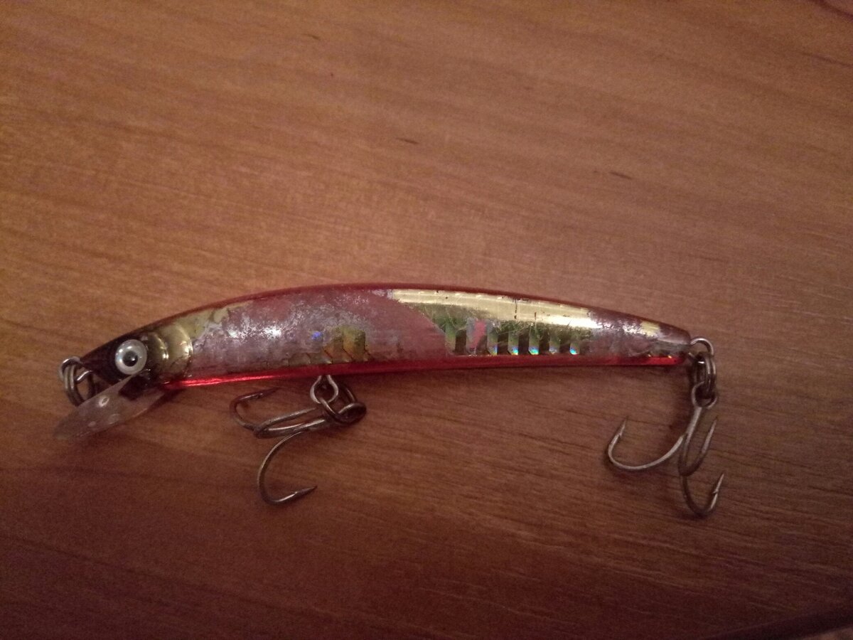 Что осталось от воблера после жадных поклевок судака. 