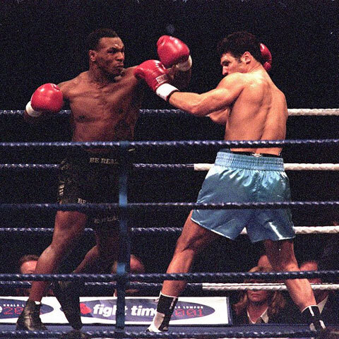 Забыв о осторожности Тайсон задел даже рефери в этом бою.