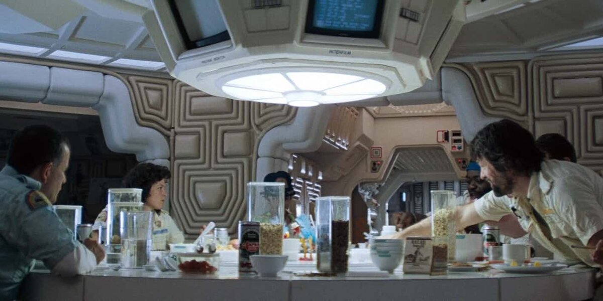 Команда корабля за едой