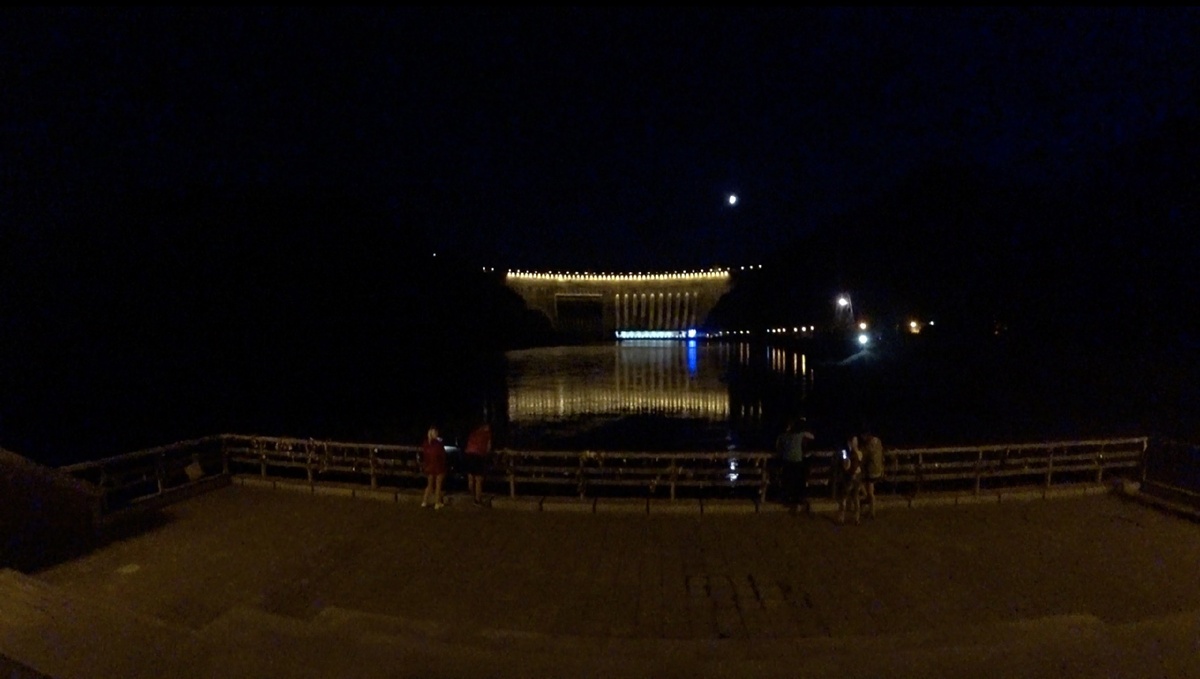 Плотина СШГЭС красиво подсвечена ночью: так как пик потребления приходится на день, то ночью экономить электроэнергию не нужно!