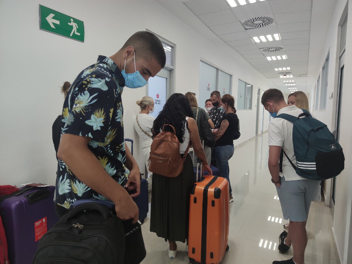 Это только начало, дальше русских стало больше возле офиса.