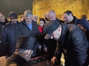 Теперь  на всем участке улицы полностью заменено мощение на натуральный камень,  установлена надпись «Дербент», а вдоль крепостной стены, а также на  зеленых зонах проведена подсветка. Также здесь установлены лестницы с  пандусами, малые архитектурные формы. Над ритуальным комплексом, который  является объектом культурного наследия, оборудован стеклянный триплекс,  а над стеклом установлен мост для обзора объекта сверху. Кроме того, на  улице обустроены зоны для народных художественных промыслов Дагестана и  павильоны, где будут проходить различные мастер-классы, отражающие быт и  традиции народов республики.