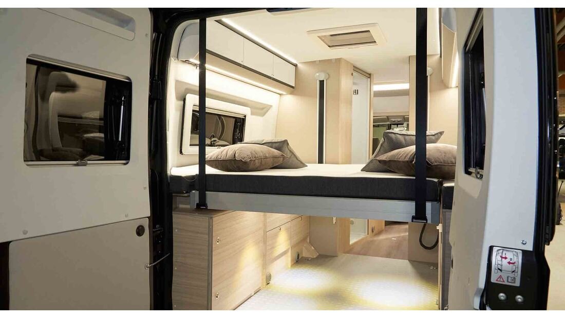 Кровать с электроприводом, ее можно поднять и поставить велосипеды