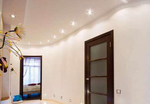 Точечные светильники в прихожей