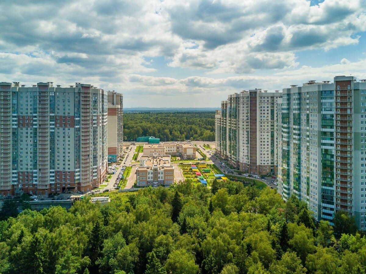 ЖК "Изумрудные Холмы". Удачно расположенный на Волоколамском шоссе, комплекс полностью окружен двумя лесопарками 