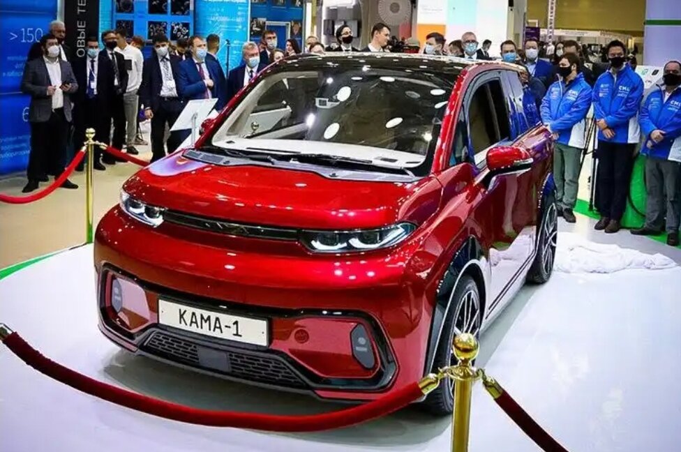 Камский автозавод собирается превратить свой первый электрокроссовер «Кама-1» в легкий фургон. Новой платформе, лежащей в его основе, найдется применение в коммерческом сегменте, сообщает ТАСС со ссылкой на гендиректора КамАЗа Сергея Когогина.