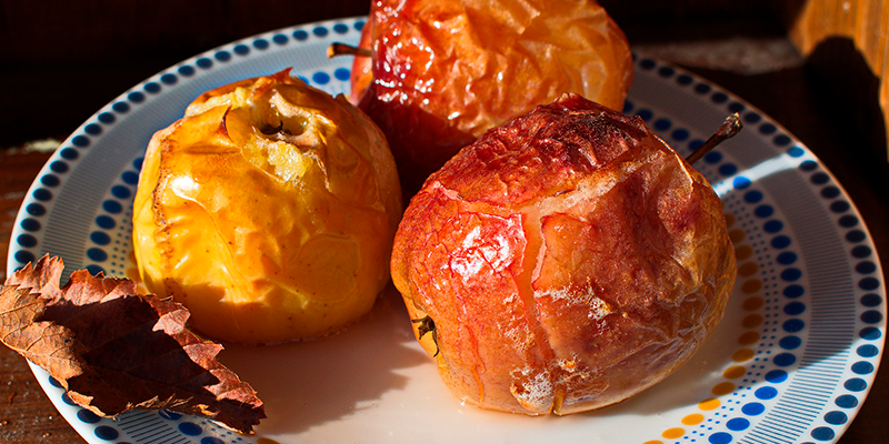 Печеные яблоки. Изображение Andreia Joldes с сайта Pixabay, Pixabay License