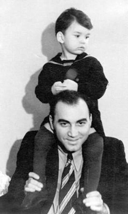 Владимир Молчанов в детстве с отцом. / Фото: www.yandex.net