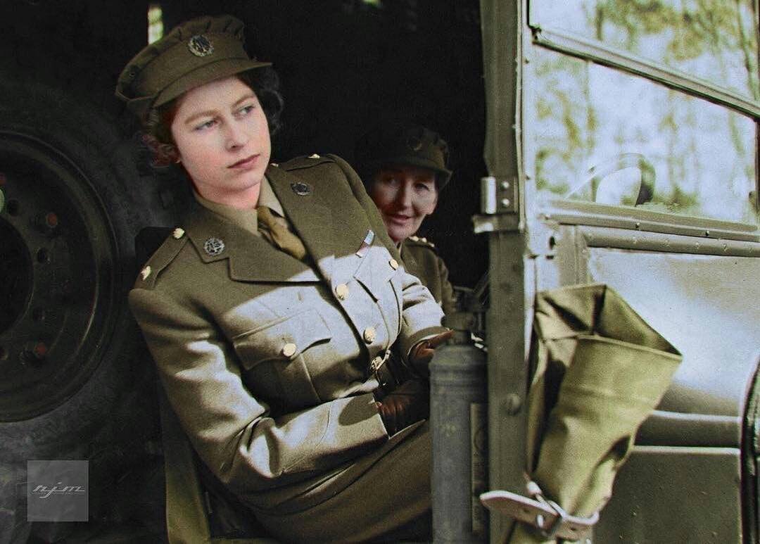 Елизавета II  в качестве водителя скорой помощи, 1945 год.