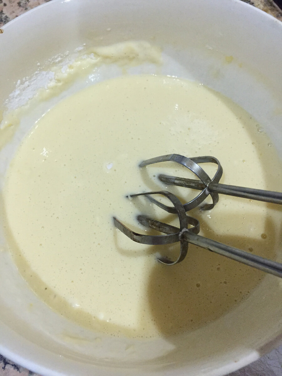 Все просто. Яйцо, сахара немного, вода, мука и разрыхлитель.