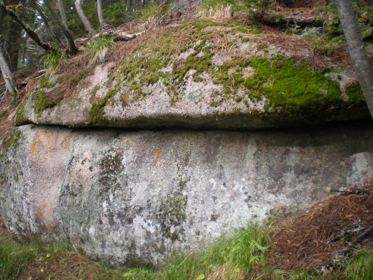 Огромные шорские валуны, напоминающие своим видом долговременную огневую точку (фото автора)