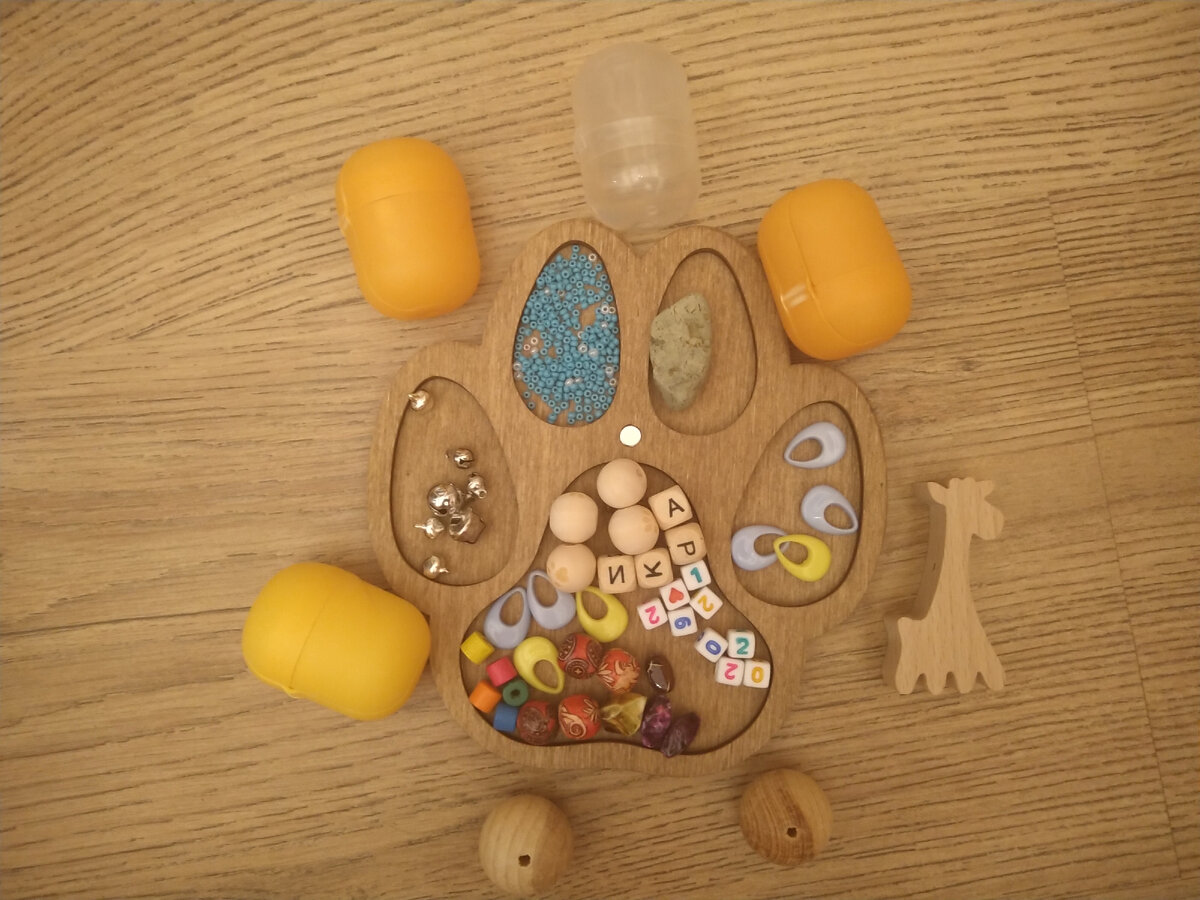 Наполнение для банок в маленьких отделениях лапки, всё, что пойдёт на шнуры, в большом.